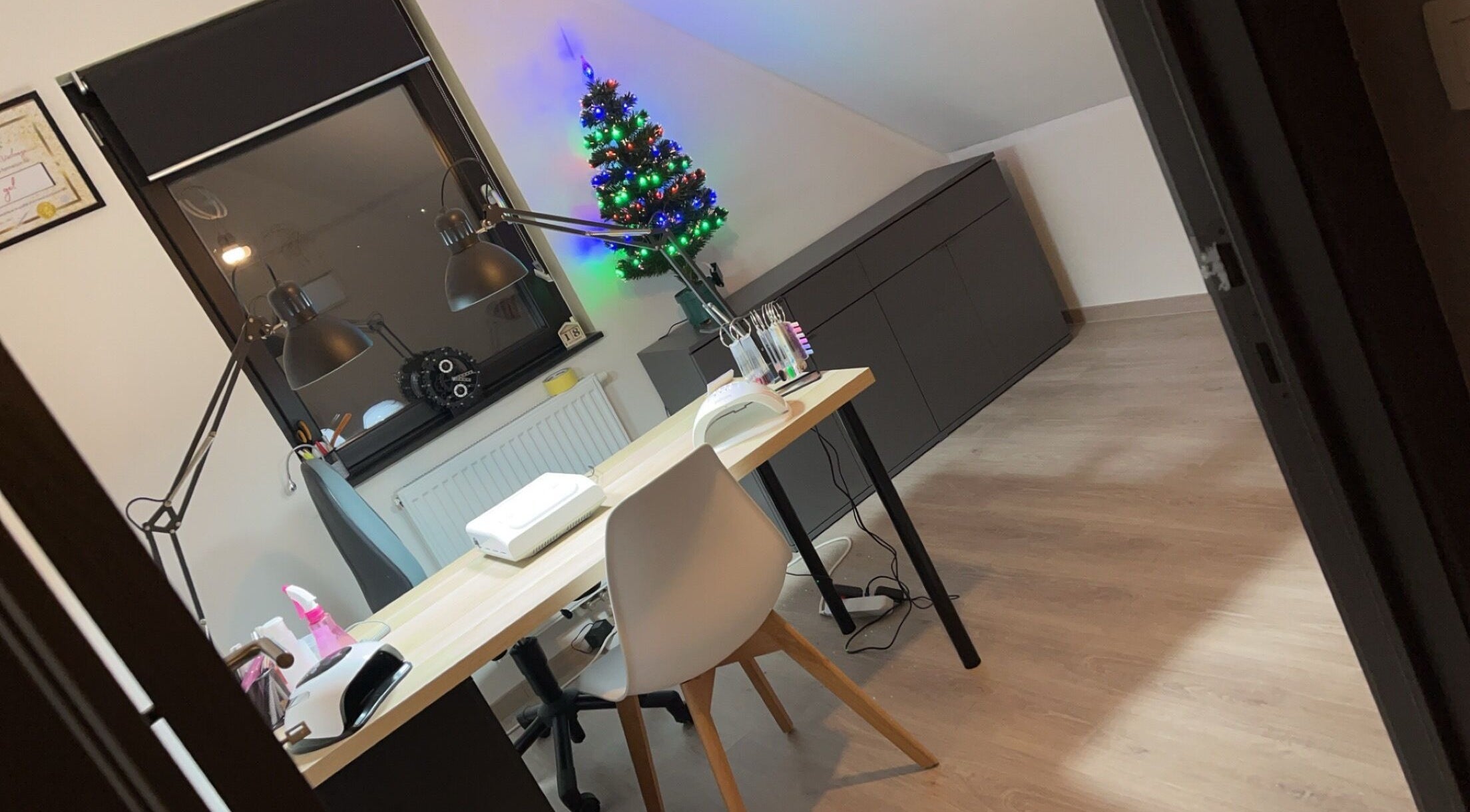 Salle moderne à Studio Beauté By Sarah, Ploegsteert, Région Wallonne, BE, avec décoration de Noël colorée.