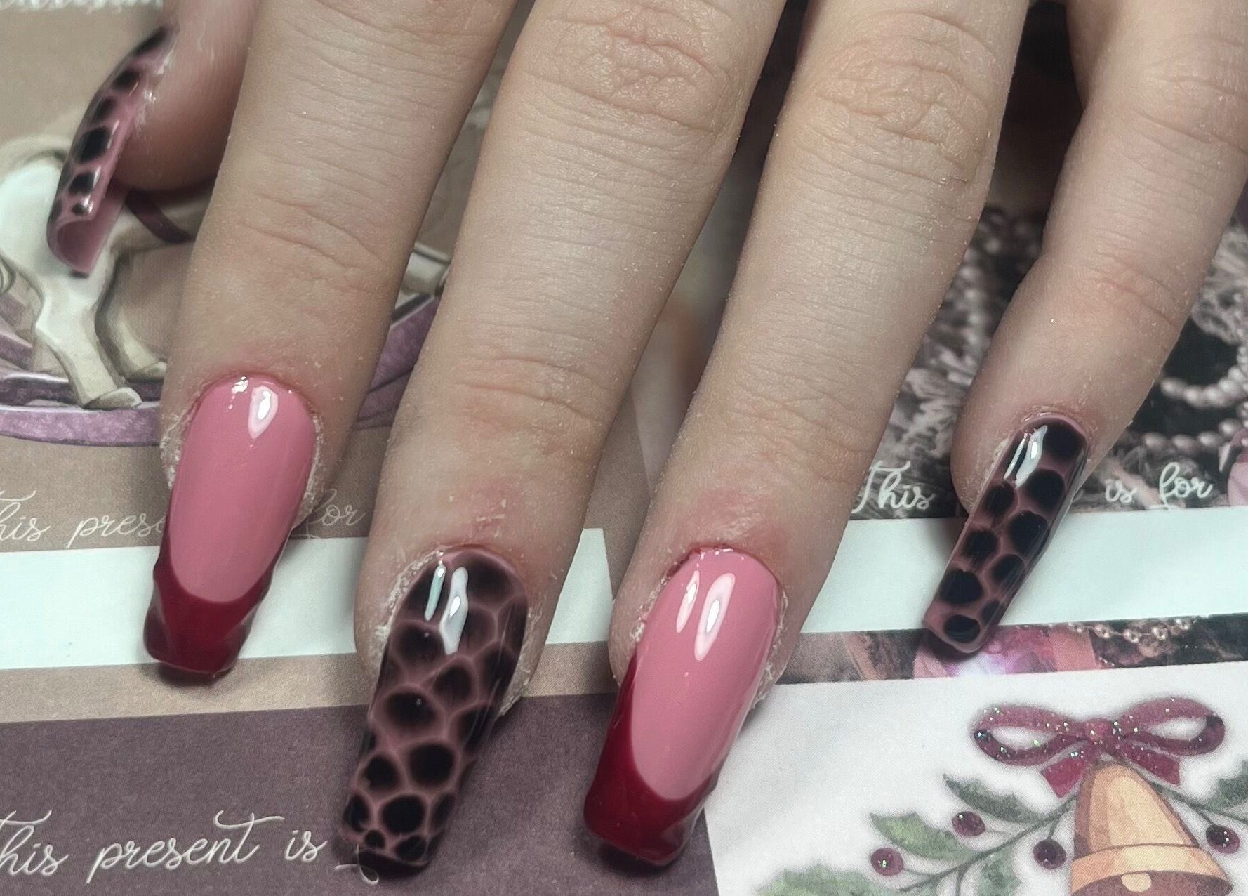 Manucure rose et noir stylée au Studio Beauté By Sarah, Ploegsteert, Région Wallonne, BE.