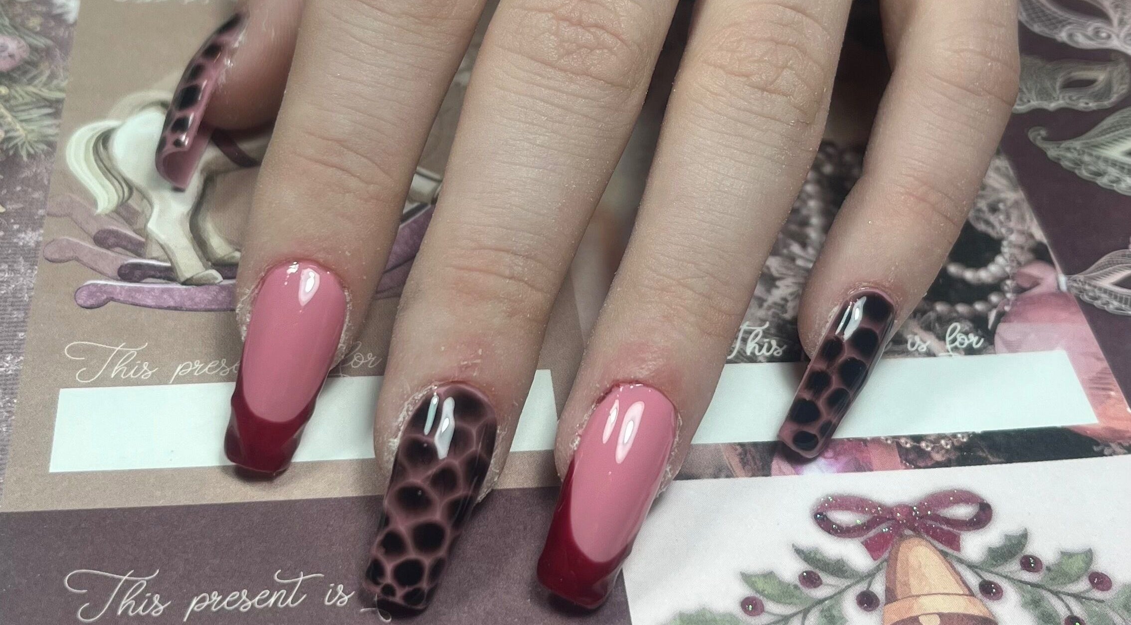 Manucure rose et noir stylée au Studio Beauté By Sarah, Ploegsteert, Région Wallonne, BE.