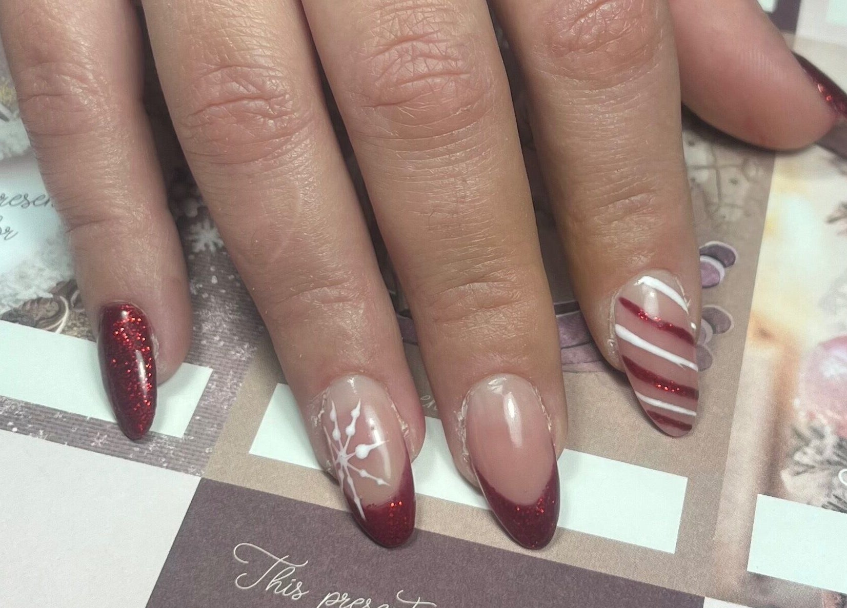 Nail art rouge étincelant à Studio Beauté By Sarah, Ploegsteert, Région Wallonne, BE.