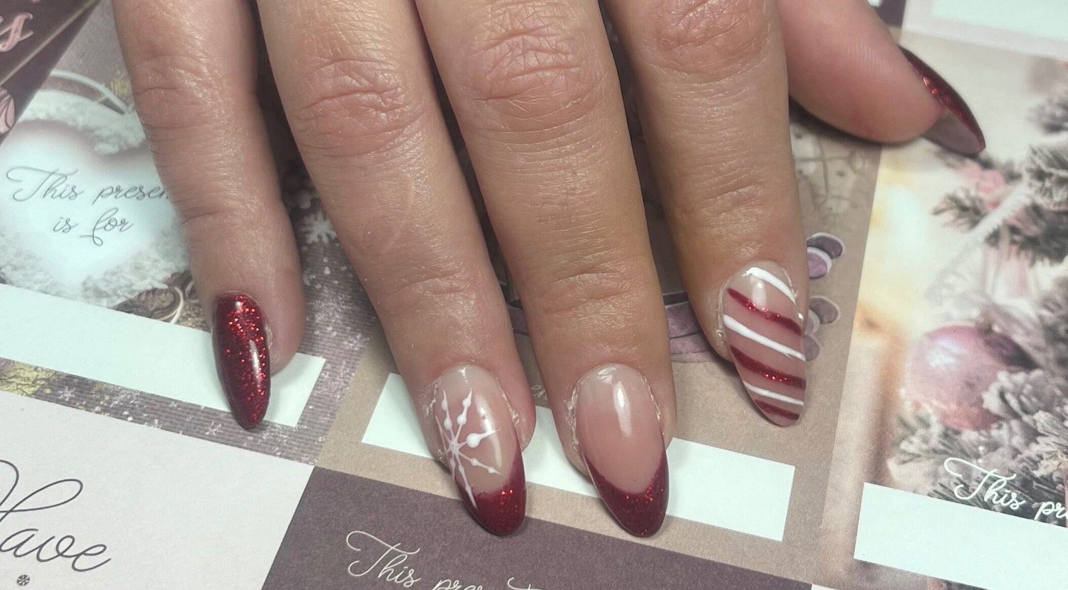 Nail art rouge étincelant à Studio Beauté By Sarah, Ploegsteert, Région Wallonne, BE.