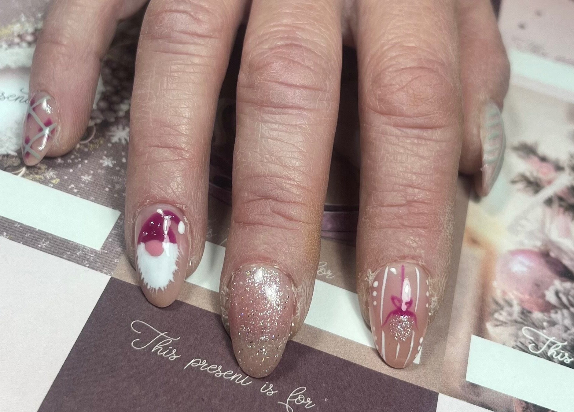 Nail art festif à Studio Beauté By Sarah, Ploegsteert, Région Wallonne, BE. Design brillant et motifs roses.