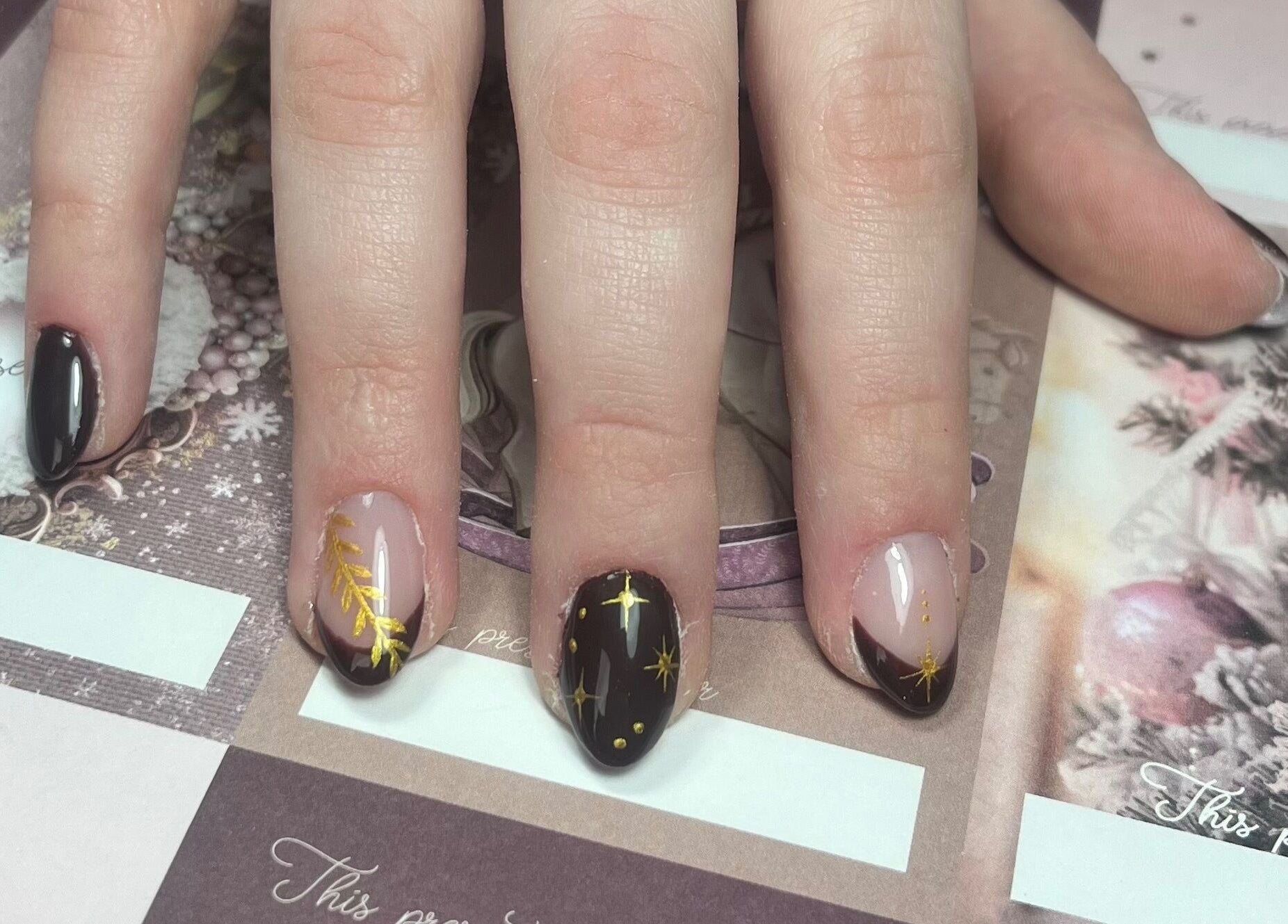 Manucure au Studio Beauté By Sarah, Ploegsteert, Région Wallonne, BE avec motifs dorés étoilés.