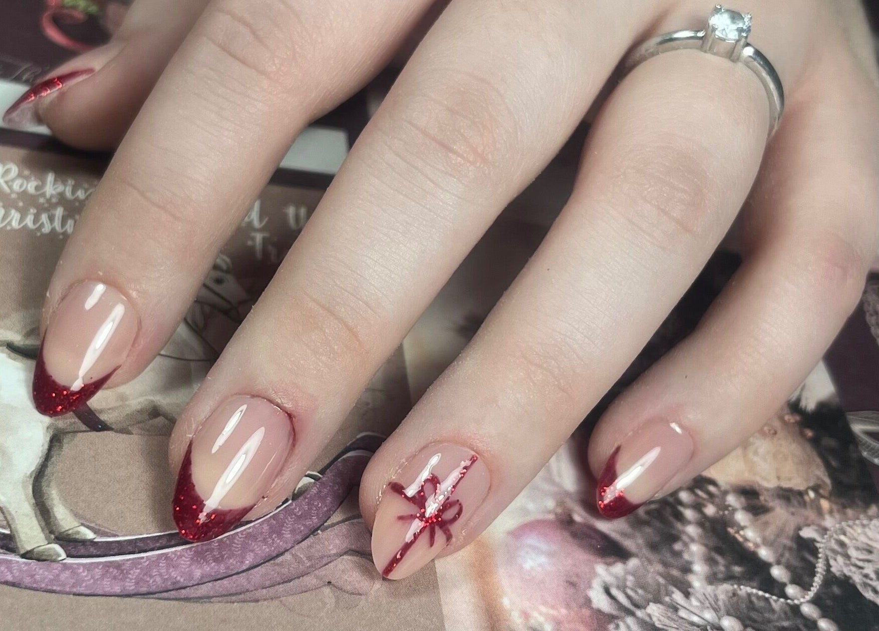 Ongles manucurés en rouge scintillant chez Studio Beauté By Sarah, Ploegsteert, Région Wallonne, BE.