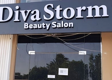 واجهة صالون Diva Storm لجمال وتجميل الشعر تقع في جدة, مكة المكرمة, SA. تصميم أنيق وجذاب.