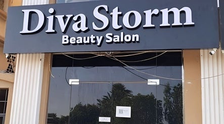 واجهة صالون Diva Storm لجمال وتجميل الشعر تقع في جدة, مكة المكرمة, SA. تصميم أنيق وجذاب.
