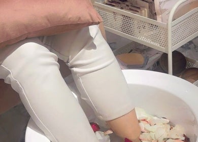 جلسة باديكير مريحة في Diva Storm، جدة، مكة المكرمة، SA مع أزهار طبيعية.