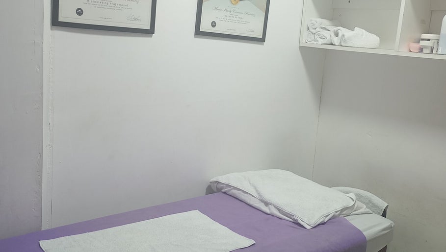 Sala de tratamiento en Sin límites, Miraflores, Provincia De Lima, PE, con cama y estantes organizados.