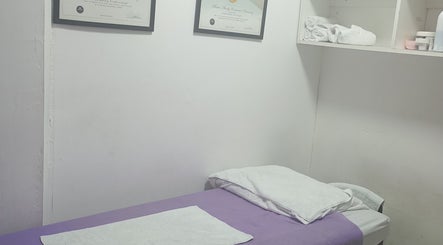 Sala de tratamiento en Sin límites, Miraflores, Provincia De Lima, PE, con cama y estantes organizados.