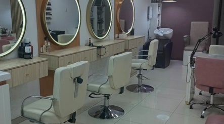 Elegante salón de belleza en Sin límites, Miraflores, Provincia De Lima, PE, con sillas blancas y espejos circulares.