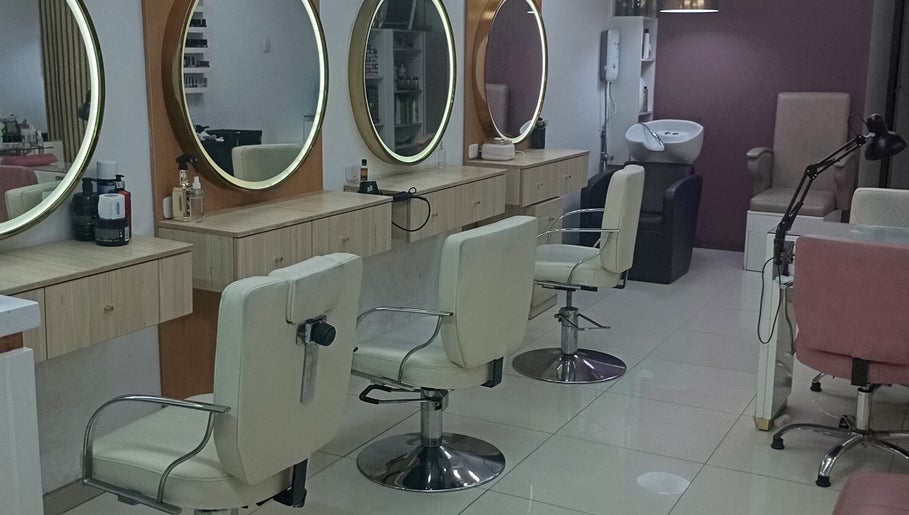 Interior moderno de Sin Límites en Miraflores, Provincia De Lima, PE, con elegantes estaciones de peinado.