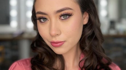 Maquillaje impecable en Sara Maldonado Makeup Studio, Guadalupe, Nuevo León, MX, destacando ojos y labios.