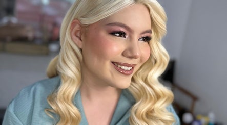 Cliente satisfecha en Sara Maldonado Beauty Spa, San Nicolás De Los Garza, Nuevo León, MX con maquillaje perfecto.
