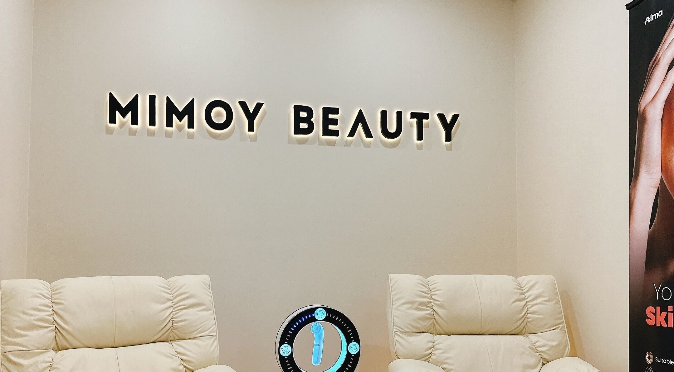 Mimoy Beauty 位于东伍德，新南威尔士，澳大利亚的舒适沙发和招牌。