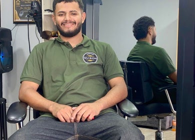 Barbero sonriendo en Quironbarbershop, Guadalajara De Buga, Valle Del Cauca, CO. Ambiente profesional y acogedor.