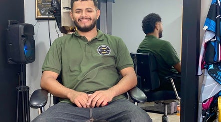 Barbero sonriendo en Quironbarbershop, Guadalajara De Buga, Valle Del Cauca, CO. Ambiente profesional y acogedor.