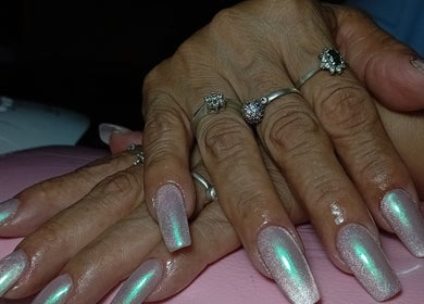 Uñas con esmalte iridiscente en Alva uñas y alisados, Santa Cruz De La Sierra, Departamento De Santa Cruz, BO.