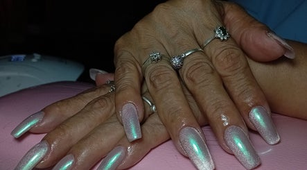Uñas con esmalte iridiscente en Alva uñas y alisados, Santa Cruz De La Sierra, Departamento De Santa Cruz, BO.