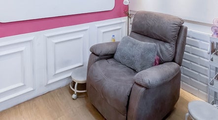 Comfortable seating at MeNail - Hang Lekir, Senayan, Jakarta, ID provides a cozy beauty and wellness experience.