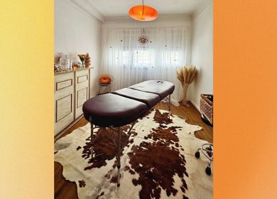 Salle de massage élégante chez By Auria, Marseille, Provence-alpes-côte D'azur, FR, avec décoration naturelle