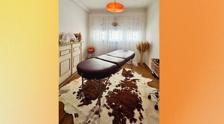 Salle de massage élégante chez By Auria, Marseille, Provence-alpes-côte D'azur, FR, avec décoration naturelle