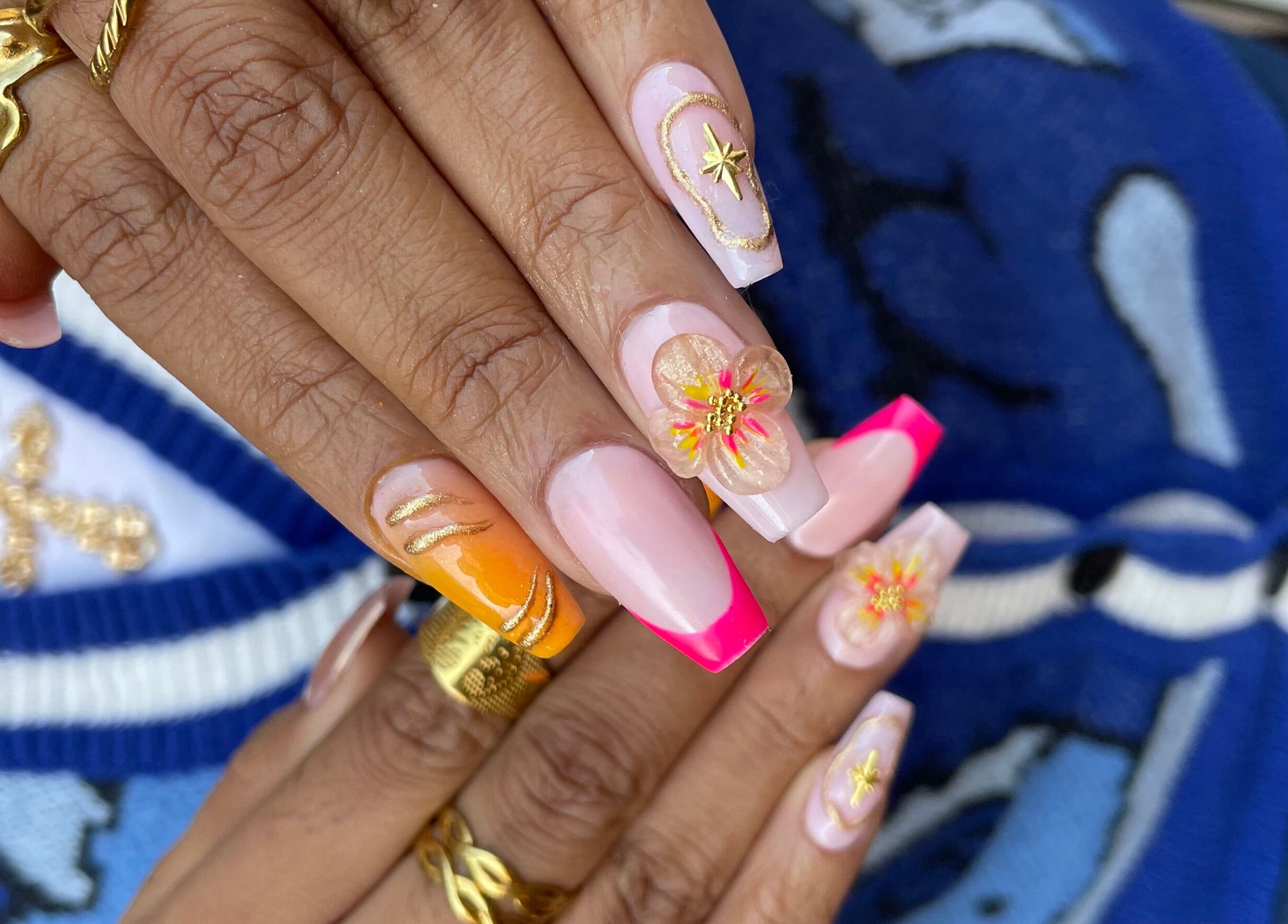 Manucure design floral et vibrant chez ARMONEA, Montpellier, Occitanie, FR.