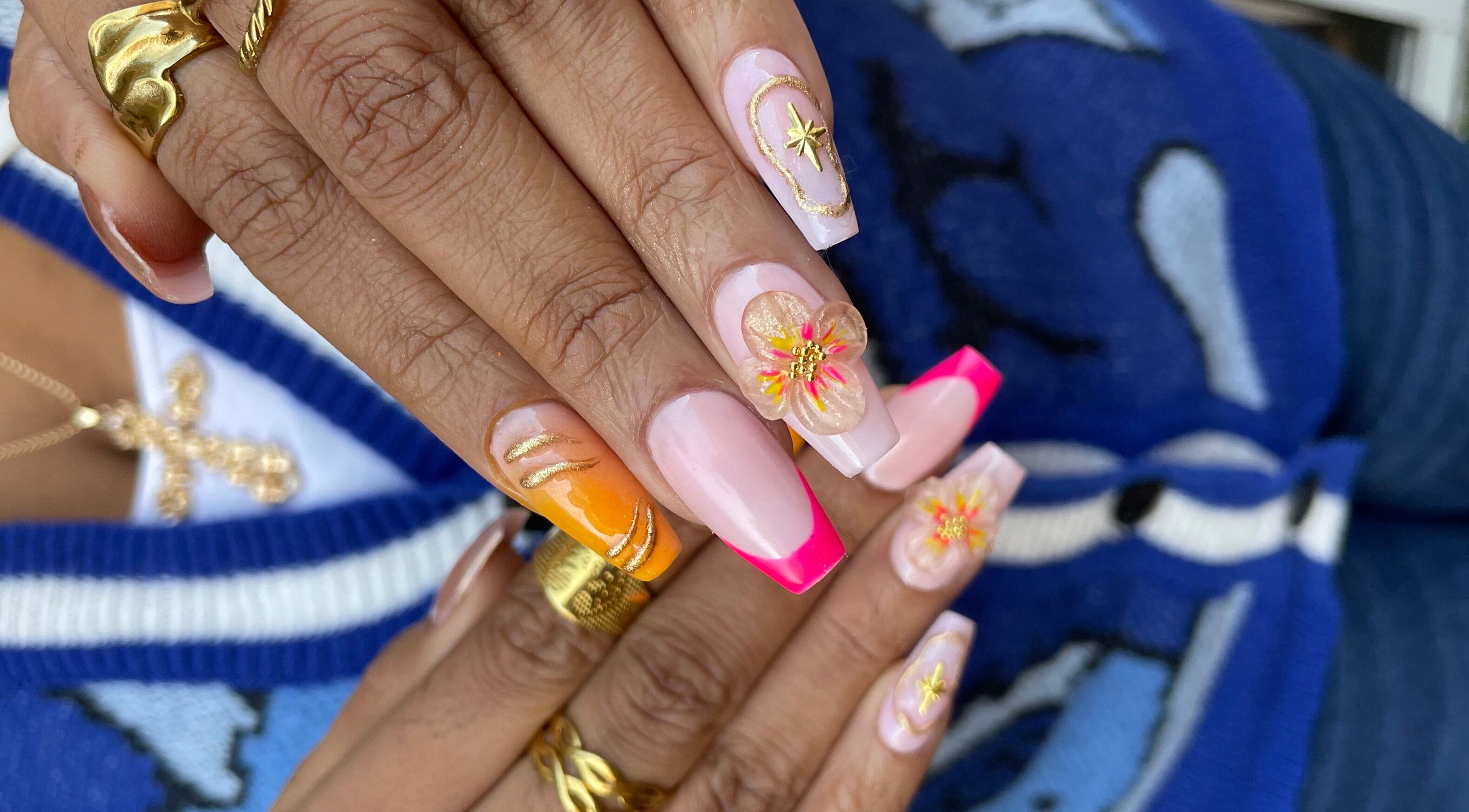 Manucure design floral et vibrant chez ARMONEA, Montpellier, Occitanie, FR.