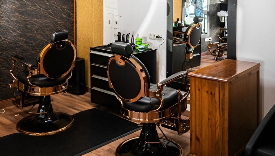 Estiloso rincón de barbería en Urbano Barber, Madrid, Comunidad De Madrid, ES.