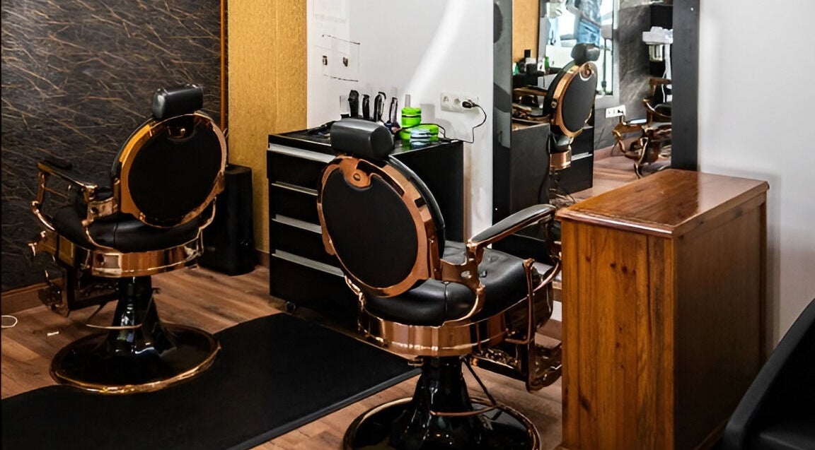 Estiloso rincón de barbería en Urbano Barber, Madrid, Comunidad De Madrid, ES.