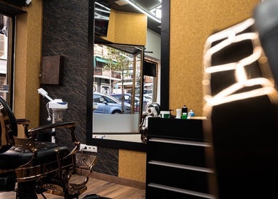 Interior de Urbano Barber, elegante silla dorada en Madrid, Comunidad De Madrid, ES.
