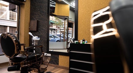 Interior de Urbano Barber, elegante silla dorada en Madrid, Comunidad De Madrid, ES.