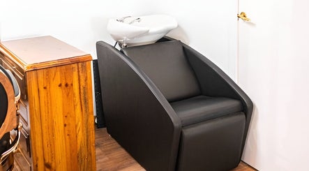 Moderno sillón de lavado en Urbano Barber, Madrid, Comunidad De Madrid, ES, ideal para el cuidado capilar.