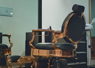 Silla barbería dorada en Urbano Barber, Madrid, Comunidad De Madrid, ES.