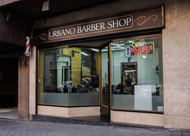 Vista exterior de Urbano Barber en Madrid, Comunidad De Madrid, ES, destacando barbería moderna y elegante.