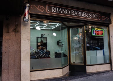 Fachada de Urbano Barber en Madrid, Comunidad De Madrid, ES, mostrando clientes disfrutando de servicios.