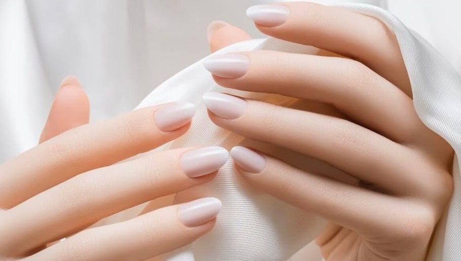 Elegante Maniküre bei Beauty Point Kahraman in Fislisbach, Baden, CH zeigt perfekt gepflegte Nägel.