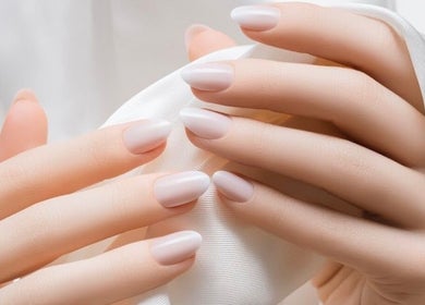 Elegante Maniküre bei Beauty Point Kahraman in Fislisbach, Baden, CH zeigt perfekt gepflegte Nägel.