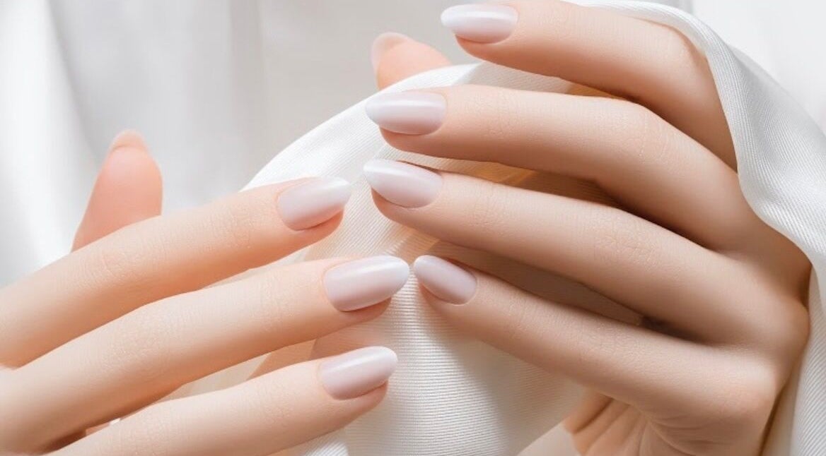 Elegante Maniküre bei Beauty Point Kahraman in Fislisbach, Baden, CH zeigt perfekt gepflegte Nägel.