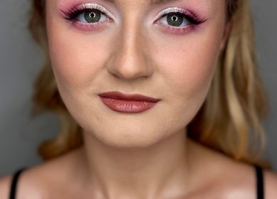 Zbliżenie na makijaż glamour w Make Me Glow Studio, Warszawa, Województwo Mazowieckie, PL.