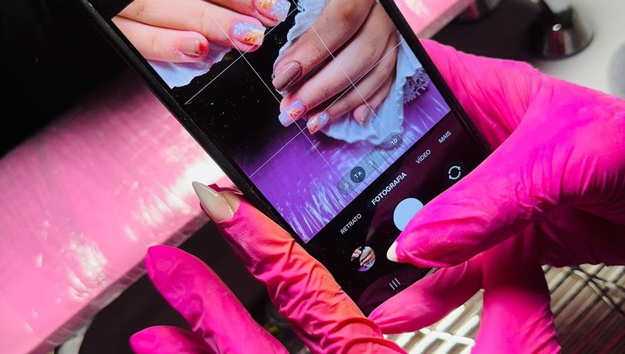 Unhas decoradas na Sony Nail's, Santa Maria Da Feira, Aveiro, PT, capturadas em close-up.