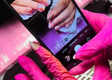 Unhas decoradas na Sony Nail's, Santa Maria Da Feira, Aveiro, PT, capturadas em close-up.