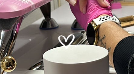 Serviço de manicure na Sony Nail's, Santa Maria Da Feira, Aveiro, PT, com luvas cor-de-rosa e coração desenhado.