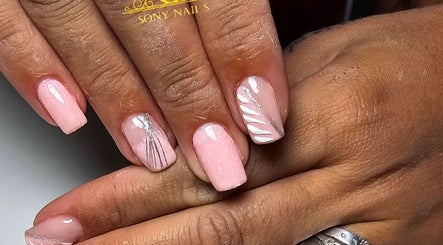 Unhas decoradas com design rosa em Sony Nail's, Santa Maria Da Feira, Aveiro, PT.