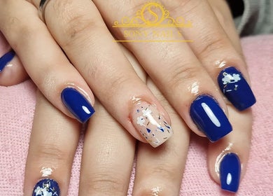 Unhas azuis decoradas com flores em Sony Nail's, Santa Maria Da Feira, Aveiro, PT.