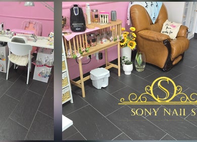 Interior do Sony Nail's em Santa Maria Da Feira, Aveiro, PT, mostrando corner elegante com estação de trabalho e poltrona.