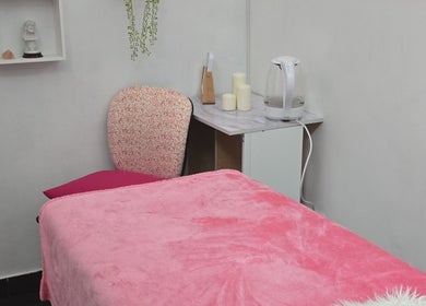 Sala de tratamento com cama rosa em Sony Nail's, Santa Maria Da Feira, Aveiro, PT.