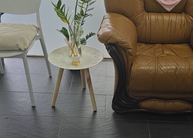Espaço aconchegante no Sony Nail's, Santa Maria Da Feira, Aveiro, PT, com poltrona, mesa e decoração.