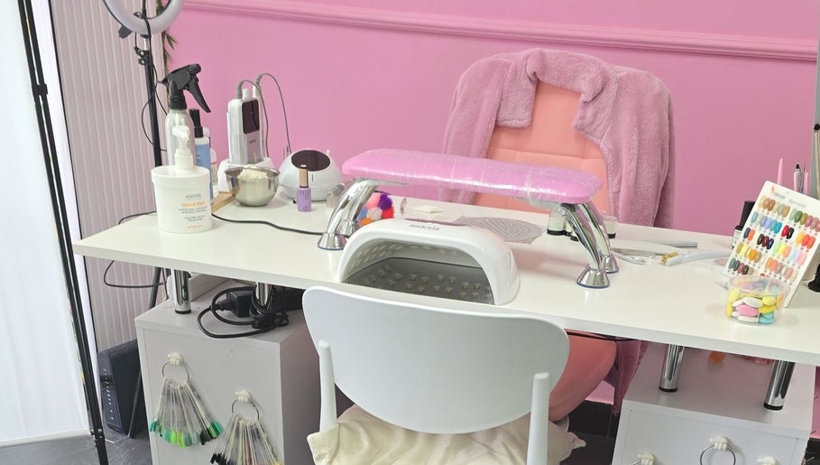 Espaço de manicure em Sony Nail's, Santa Maria Da Feira, Aveiro, PT, com decoração moderna e equipamento profissional.
