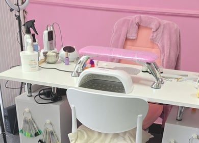 Espaço de manicure em Sony Nail's, Santa Maria Da Feira, Aveiro, PT, com decoração moderna e equipamento profissional.