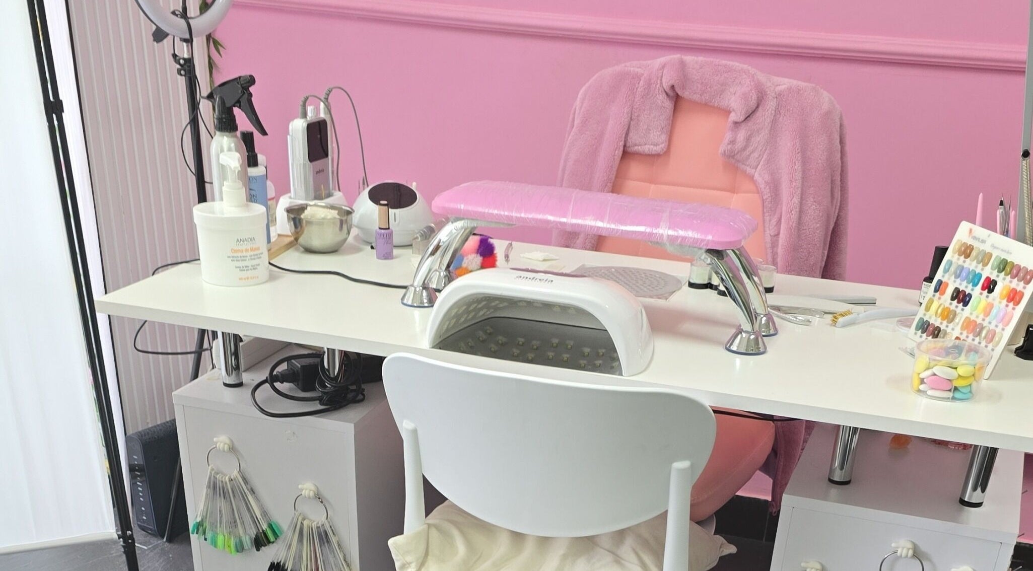 Espaço de manicure em Sony Nail's, Santa Maria Da Feira, Aveiro, PT, com decoração moderna e equipamento profissional.